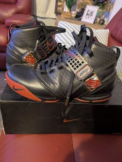 Men shoes size 9.5--Nike Zoom LeBron 5 Black Varsity Crimson