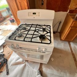 GAS STOVE  IN GREAT CONDITION / ESTUFA DE GAS EN MUY BUENAS CONDICIONES 