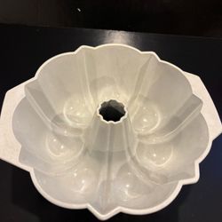 Vintage Nordic Ware 9 Cup Bundt Pan White Fluted Mold In great shape 