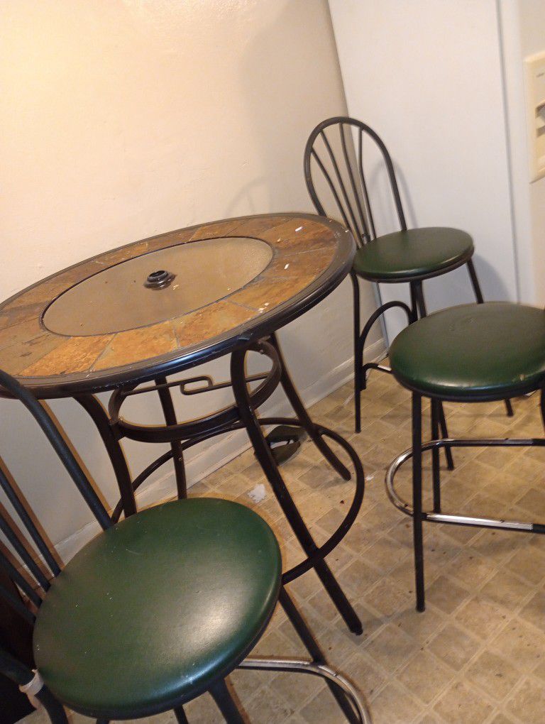 Table With Barstool Chairs 