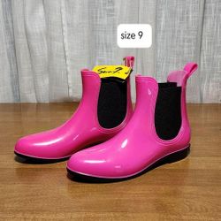 NEW -   Rain Boots, Women's Size 9