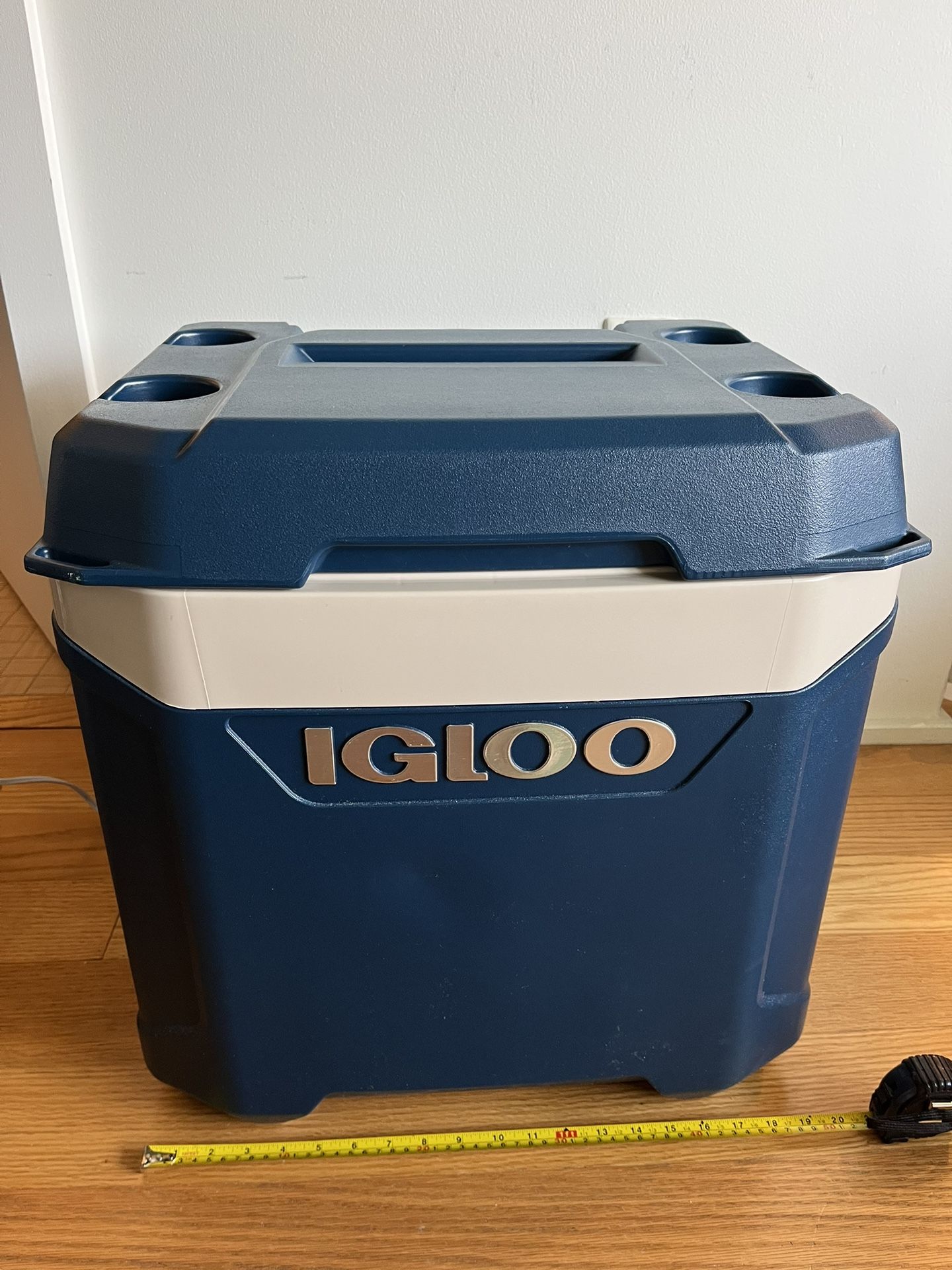 IGLOO Cooler Box with Wheels