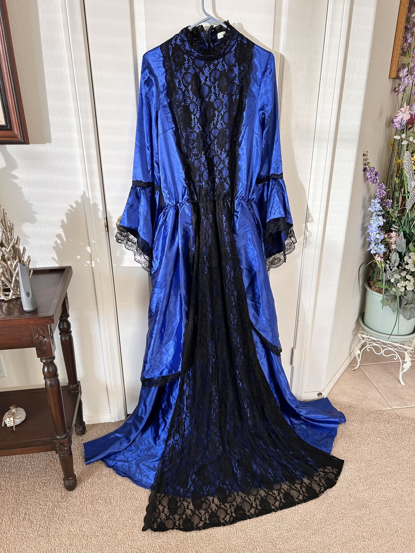Costume Victoria / Gothic / Princess Blue Satin & Black Lace Dress.
