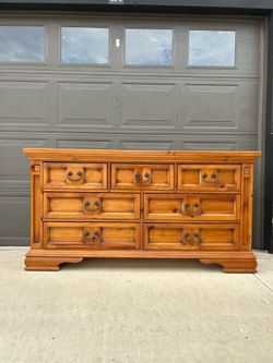 Gorgeous Vintage Broyhill Dresser!