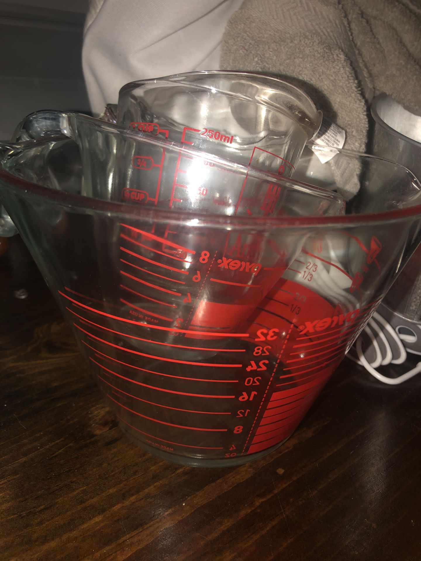Pyrex measuring cups (set of 3)