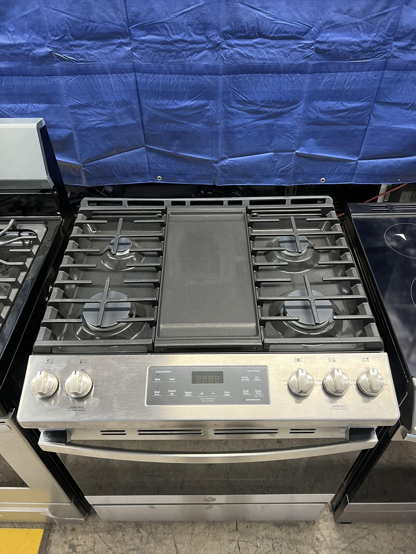 Brand New GE Gas Range Oven 30in 5 Burners 5.3cu ft Slidein