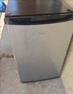 Mini refrigerator