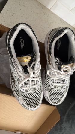 Sacony omni 9 kdz silver/gold size 7