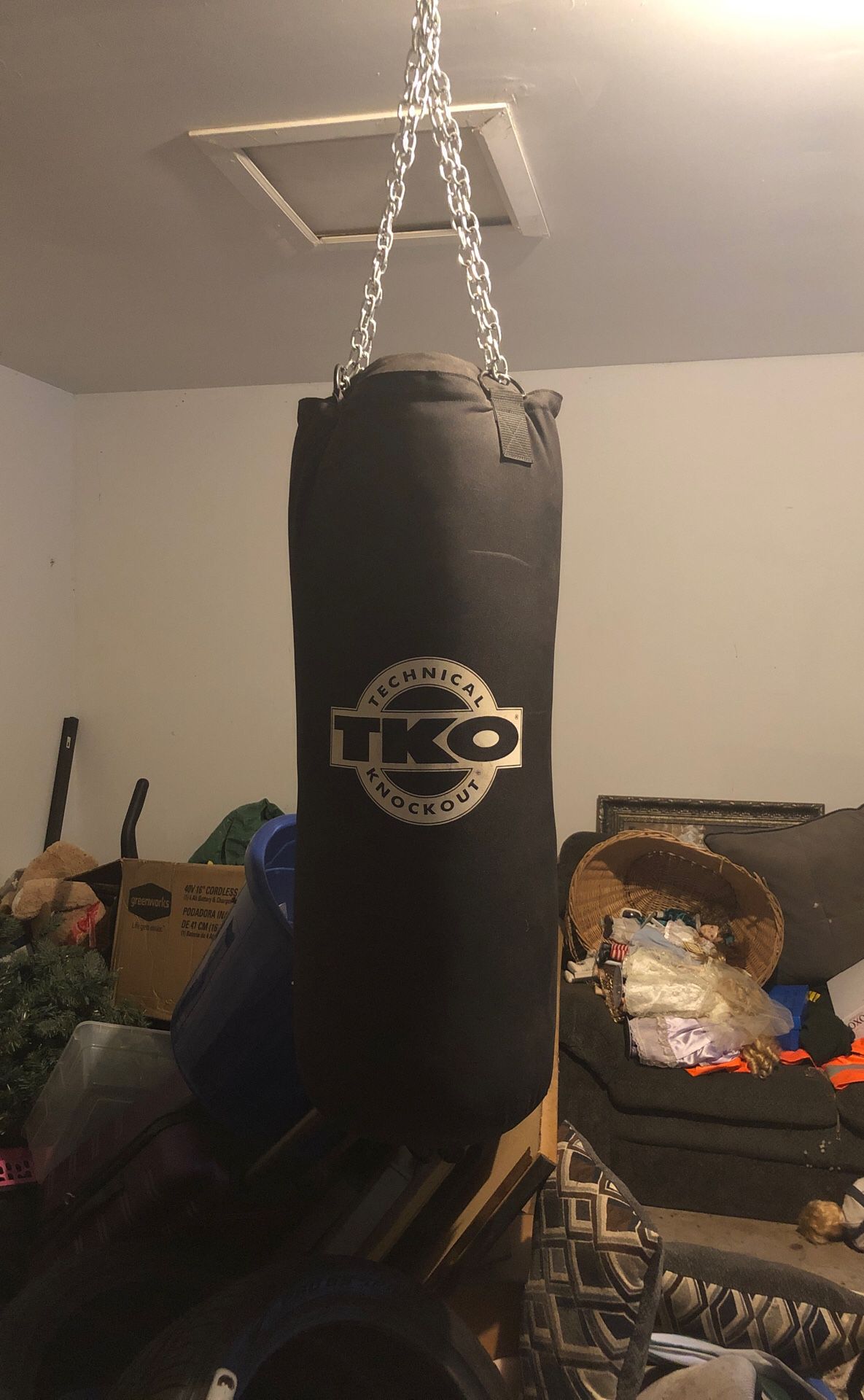 Speed bag set up and heavy bag with chains
