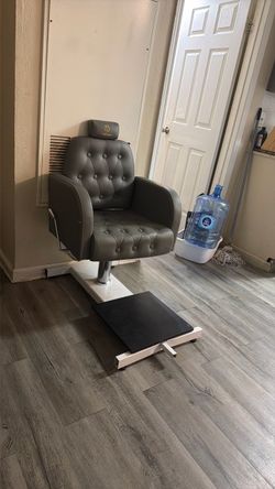Gray Tufted Hydraulic Barber Chair