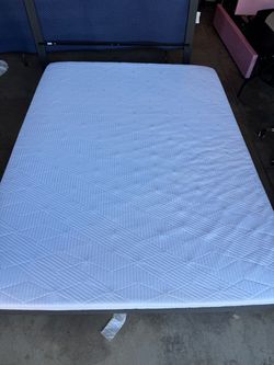 Queen Size White Quilted Mattress bedframe no wooden slats