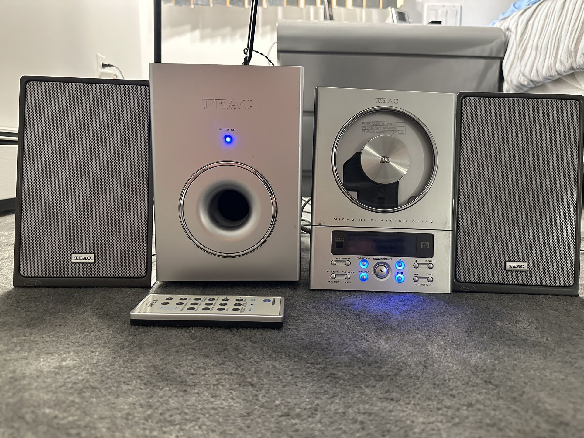 TEAC Micro Hi-Fi System CD-X9 Silver Ultra Thin with Speakers + Additional iHome
