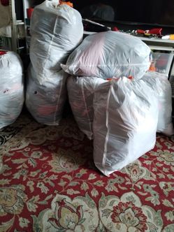 Vendo 9 bolsas de ropa de mujer diferentes tallas grandes mediana y chica en buenas condiciones $30 cada bolsa