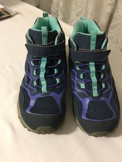 Tenis de niña marcaMERRELL muy buenos