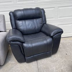 Leather Rocking Pluse Recliner Chair Excellent Condition 