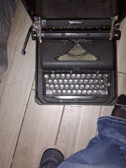 Royal quiet de luxe typewriter