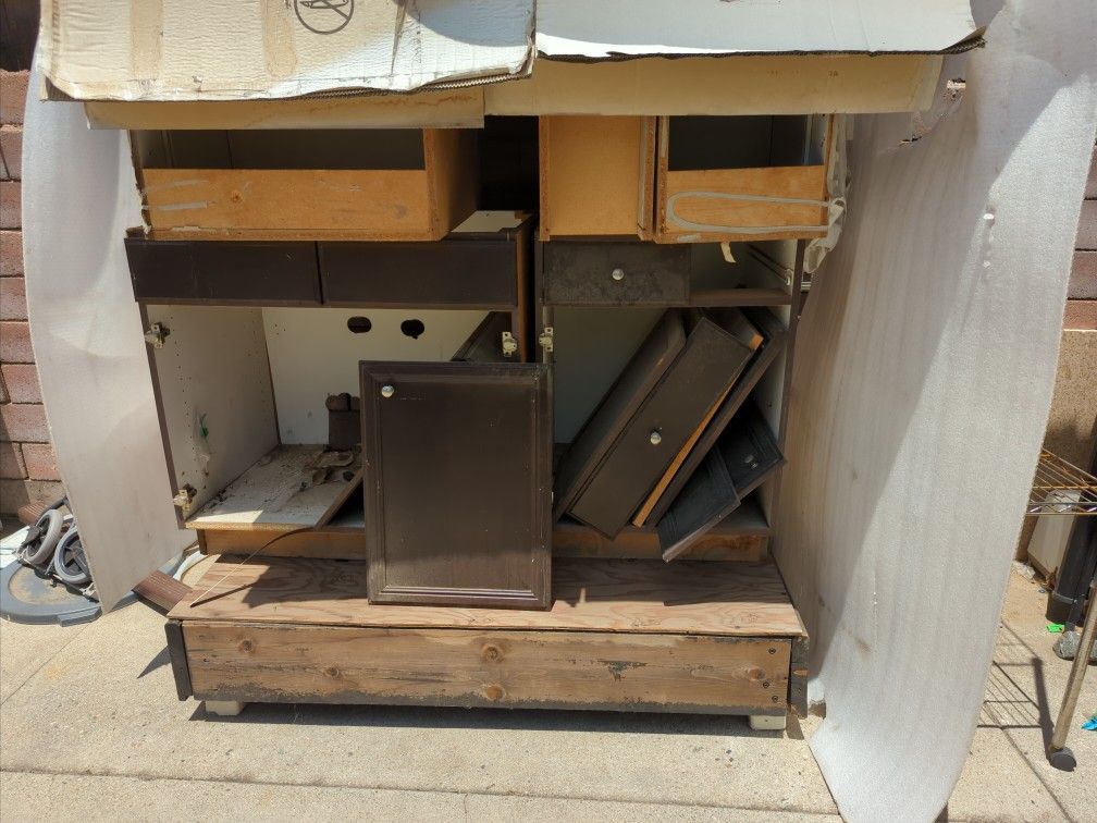 Free Kitchen 5 Used Kitchen Cabinets Good Condition. Gratis 5 Gabinetes De Cocina Usados En Buenas Condiciones.