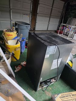 Galanz Mini Fridge Black