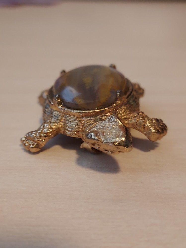 Vintage turtle brooch gold tone with stone. This is a fun retro piece!
