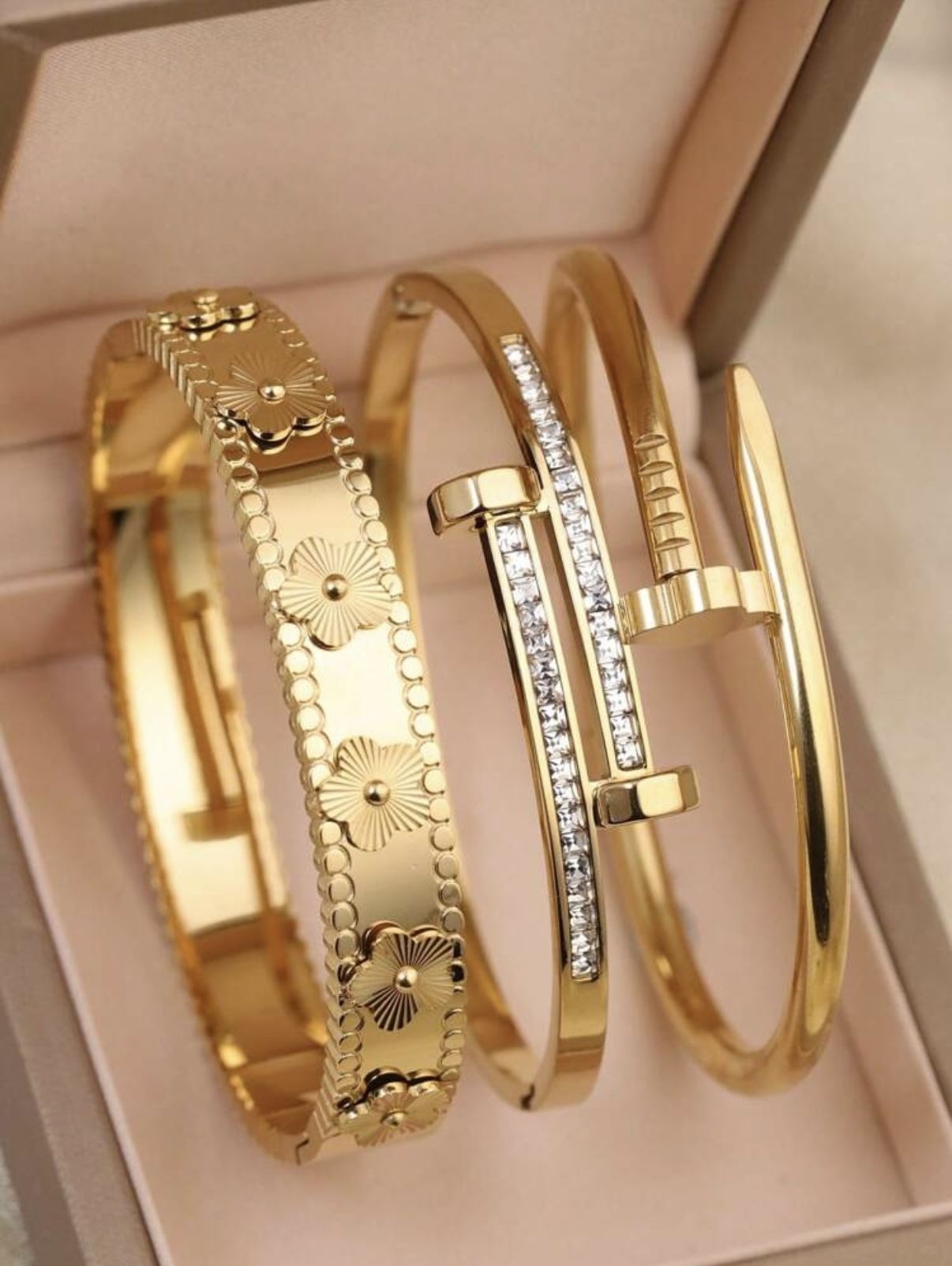 Luxury Gold-Plated Bracelet Set – Elegant & Stylish Design for Women 18k