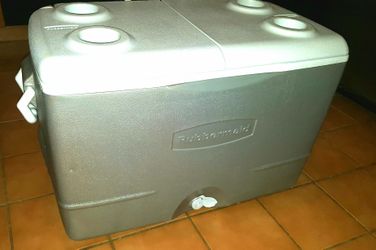Rubbermaid 60 Quart Roller Cooler