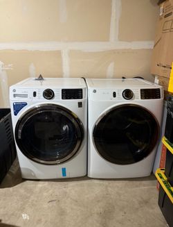 GE Large Stackable Steam Cycle Vented Electric Dryer And Washer (White )