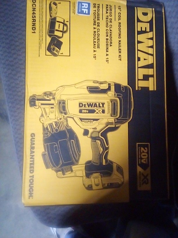 DeWalt 15° Coil Roofing Nailer Kit