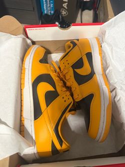 Nike dunk low goldenrod