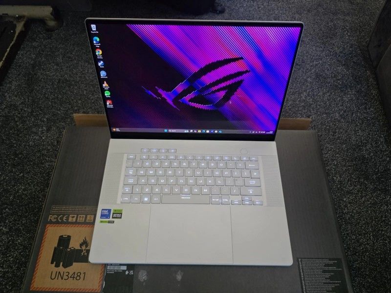 ASUS ROG Zephyrus G16 OLED Ultra 9 185H RTX 4060 32GB 1TB QHD+ 240Hz Laptop 2024