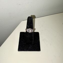women's silver and zirconia ring size 7