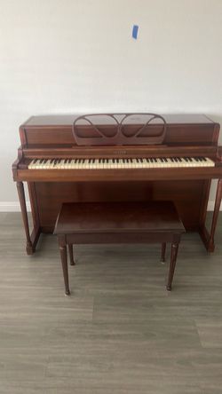 Lester Upright Console Piano with Bench