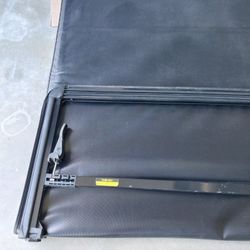 5' Bed Topper, Came Off 2021 Toyota Tecoma Tri-fold