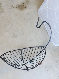 Black Metal Wire Leaf Fruit Basket