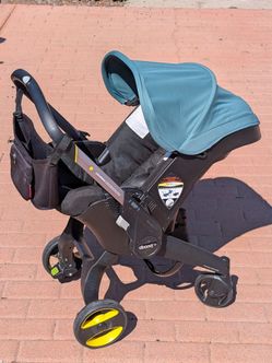 Doona Car Seat & Stroller Combo - Great Condition (Includes Base & Bag)