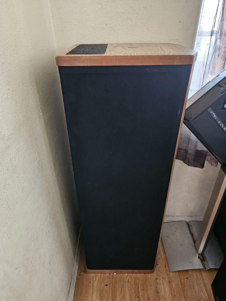 Merlin international speakers - Only One Speaker