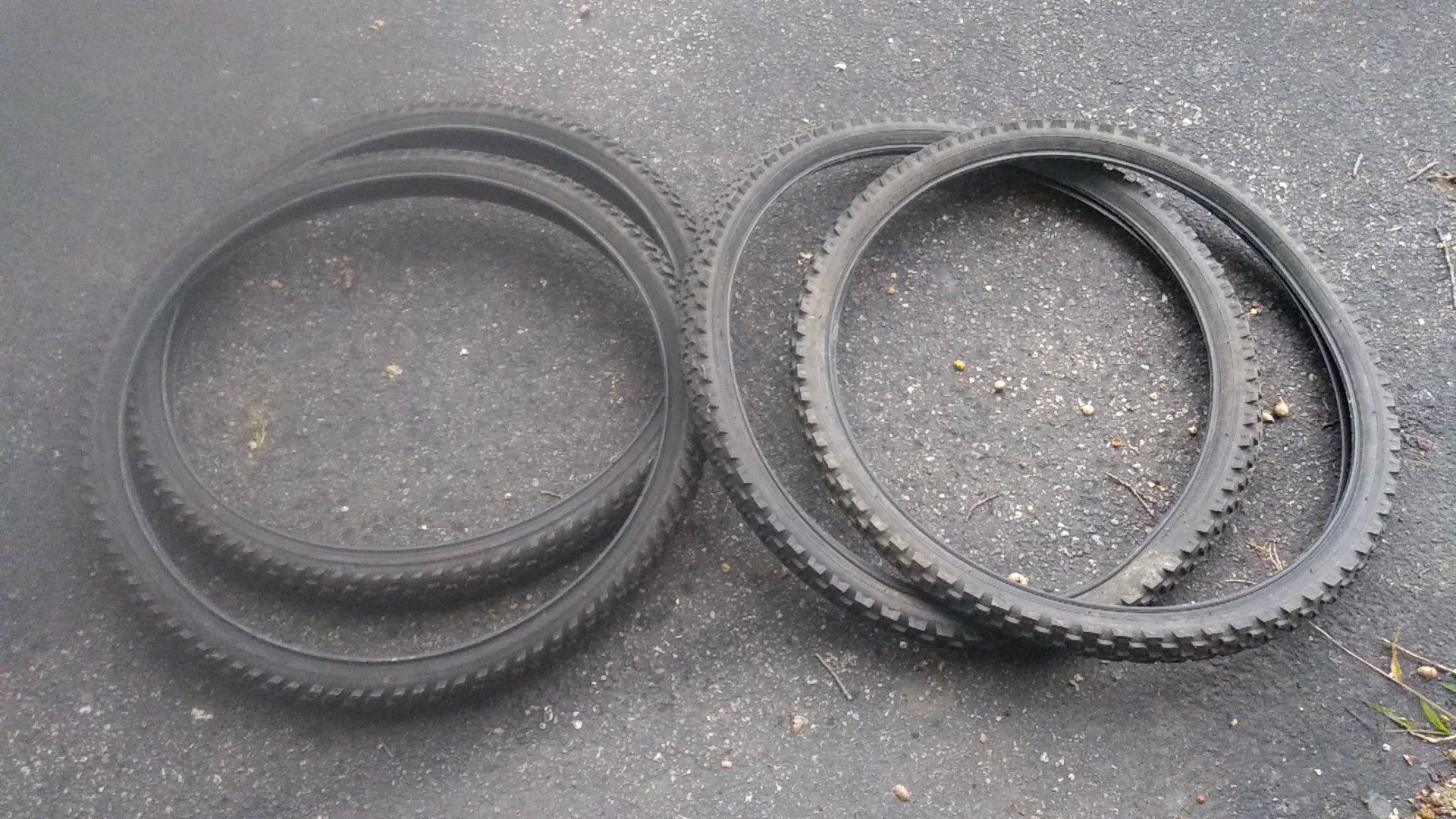 2 mountain bike tires like new tire size, 26" × 1.95