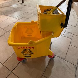 Mop bucket and wringer set