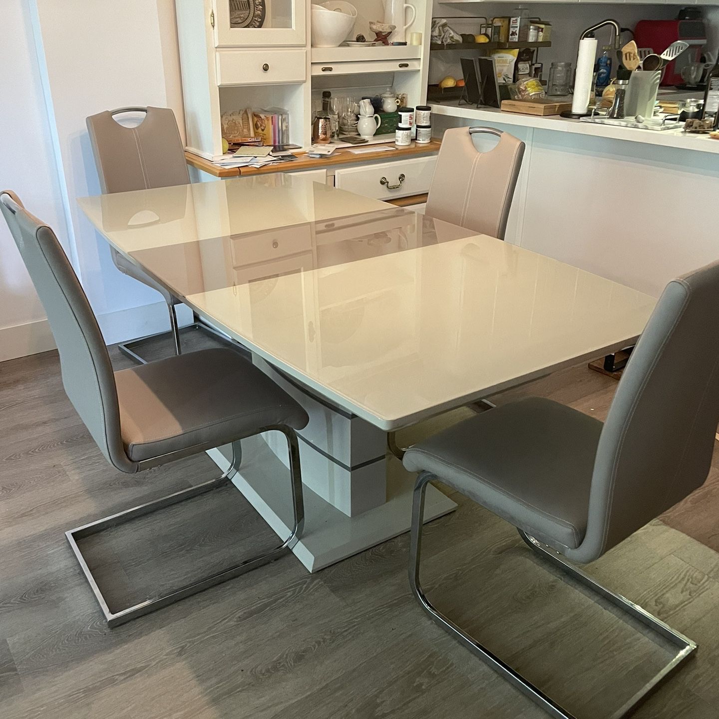 Dining Room Table With 4 Chairs!