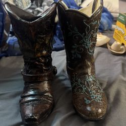 8 cowboy boots 7 hats