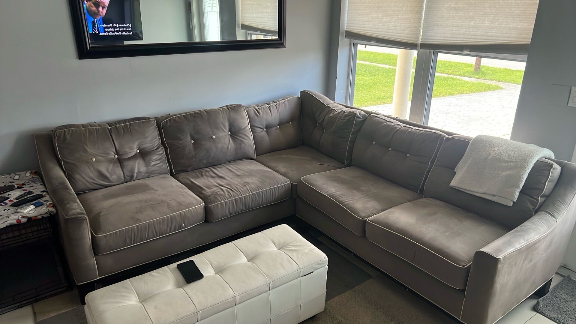 Cindy Crawford Sofas In Good Condition