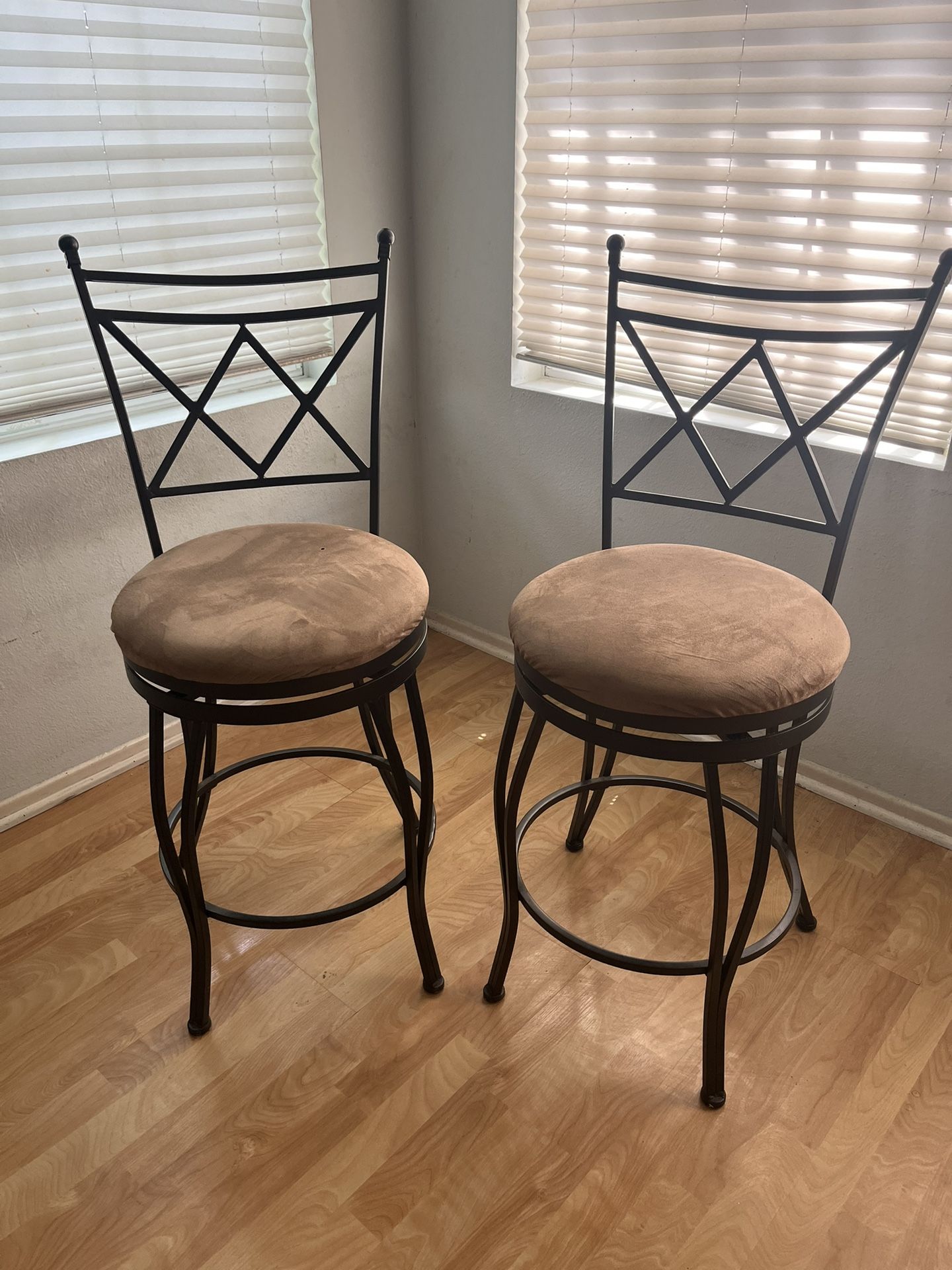 2 Bar stools