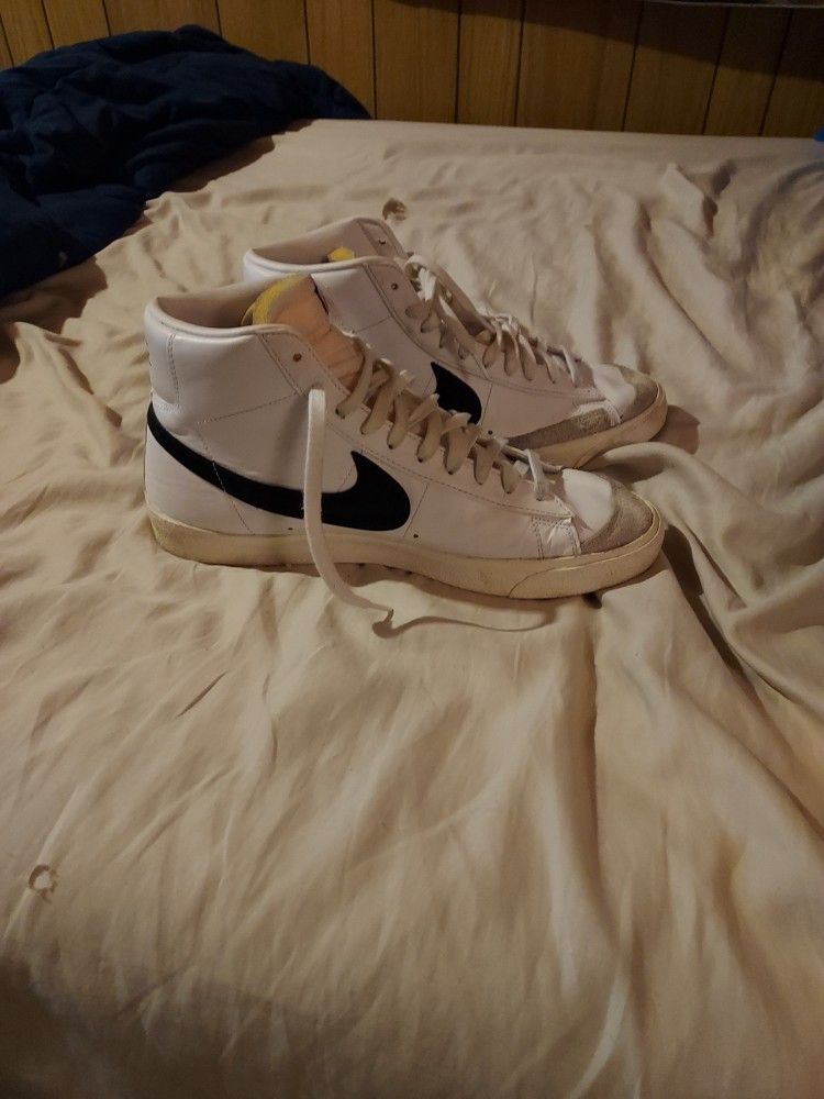 White Pair Of Nike shoes Size 11 In Great Condition Only 20$