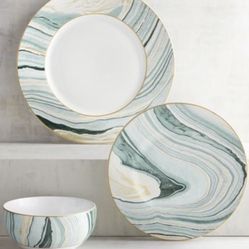 Beautiful like New Dinnerware Service For 15!