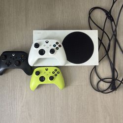Xbox Series S – Console + 3 Controllers (1 Wired)