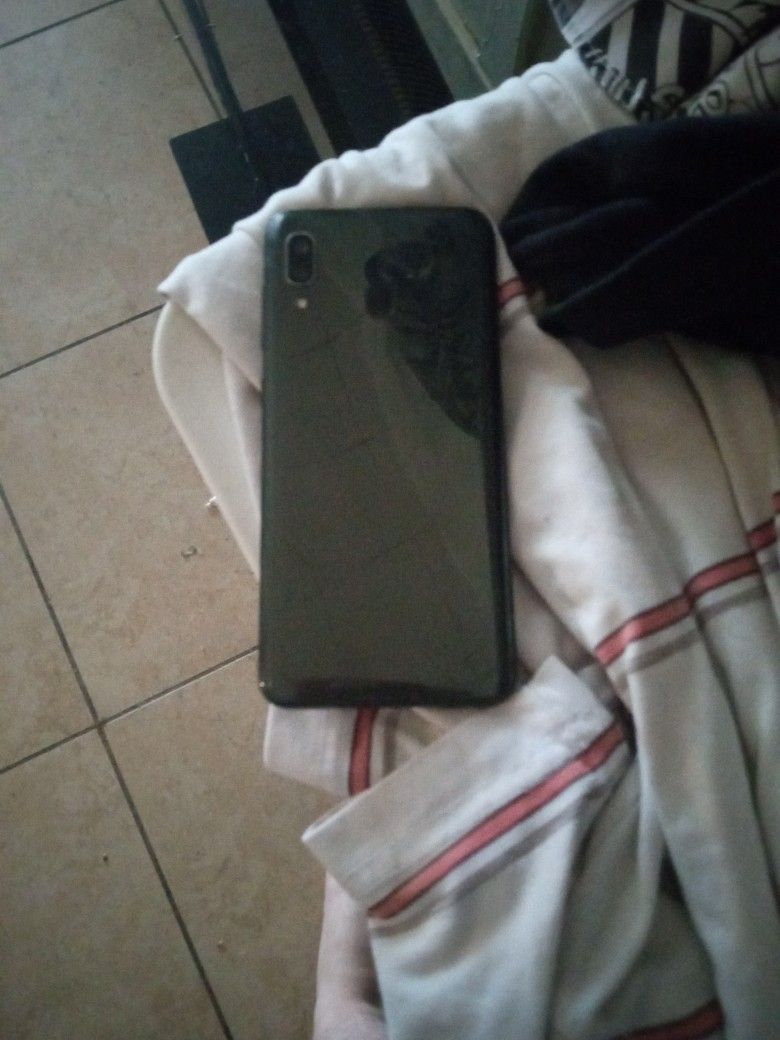 Samsung Phone (Broken Black Out Screen) $10