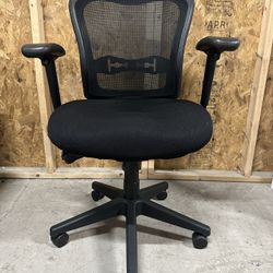 7854 MESH TASK CHAIR - ($450+Retail) Delivery Available!