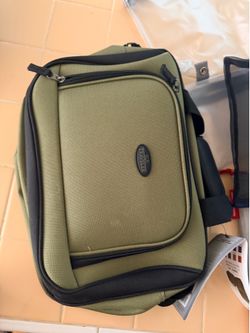 New green U.S. Traveler Rio travel toiletry tote