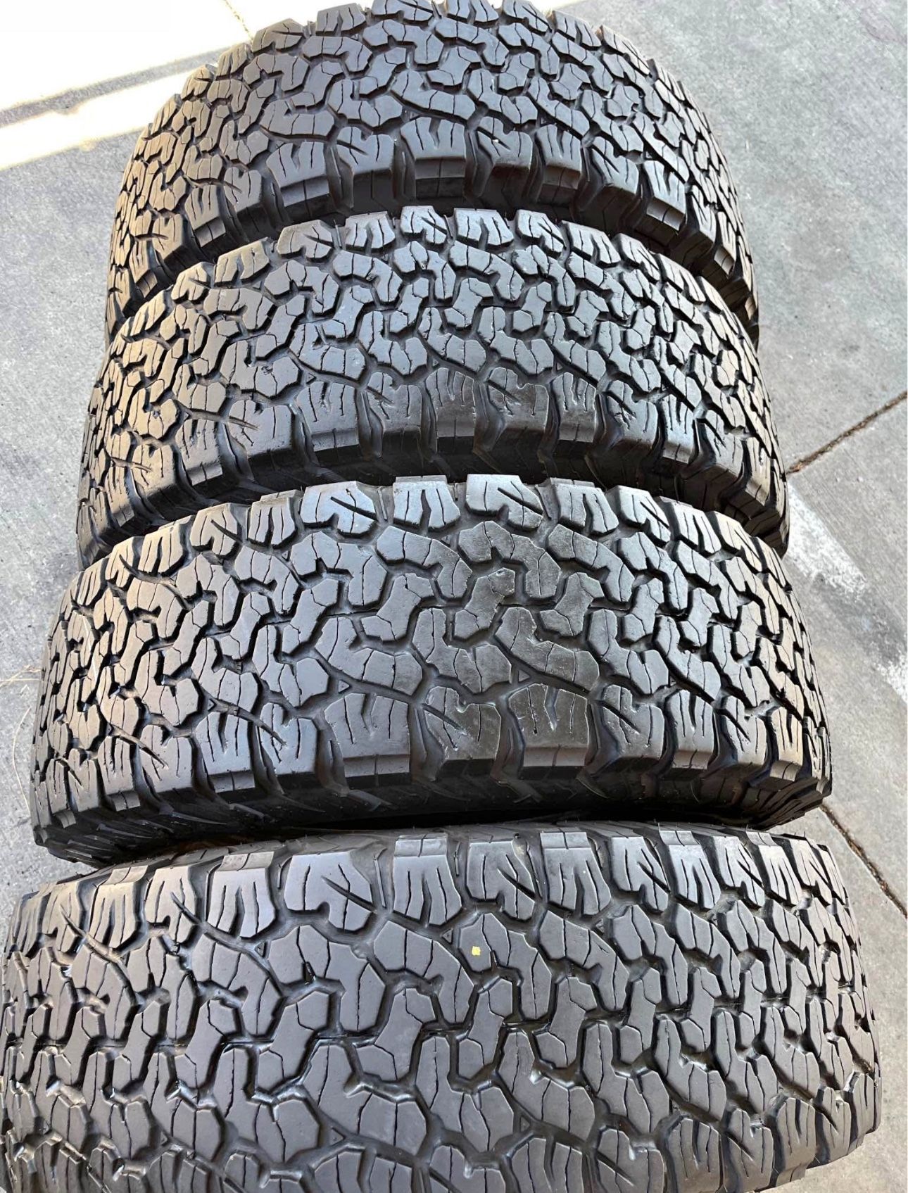 245 70 17 BFGOODRICH Ko2 con 80% de vida las 4 They all have 80% of their life remaining.