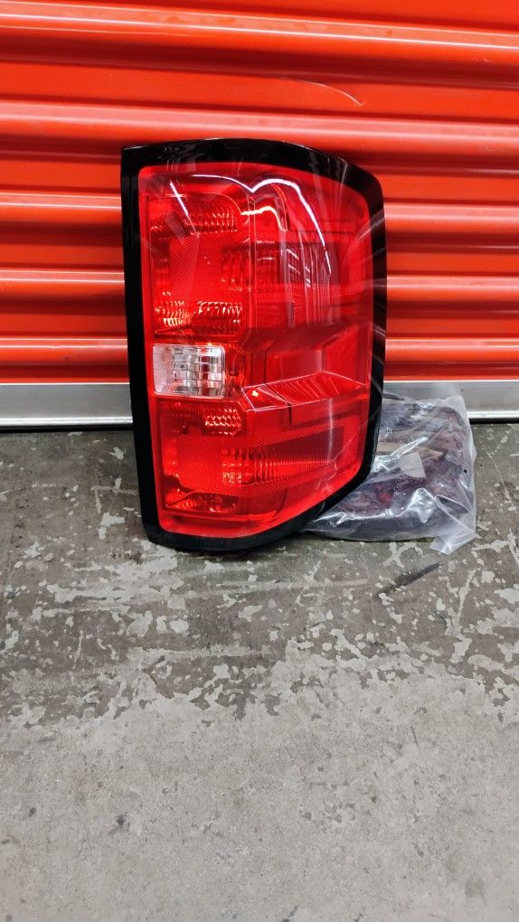 Passenger side rear headlight for 1500 Chevy Silverado 2014_2018