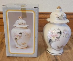 White Elegance Porcelain Ware 6 Inch Temple Jar